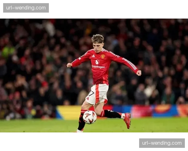 特写瞬间：点球罚失后，曼联小将加纳乔低头不语，卡塞米罗上前安慰