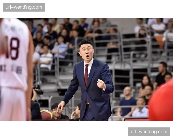 更衣室走廊纪实：杜锋与王世龙赛后握手，交流持续五分钟